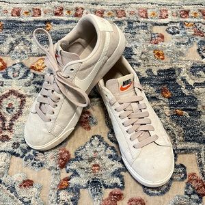 Nike low court sneakers in blush/sand